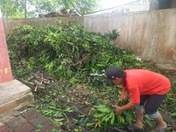 SDN Curug 01 dan LPM Pangkas Pohon Rindang